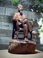 Tượng Bác Hồ ngồi ghế mây