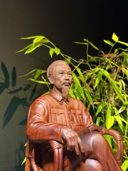 Tượng Bác Hồ ngồi ghế mây