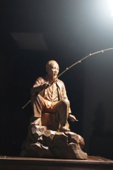 Tượng Bác Hồ ngồi câu cá