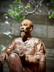 Tượng Bác Hồ ngồi ghế mây