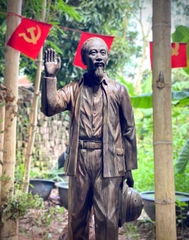 Tượng Bác Hồ vẫy tay chào đồng bào