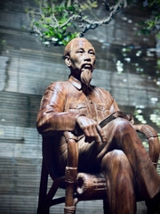 Tượng Bác Hồ ngồi ghế mây