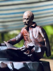 Tượng Bác Hồ ngồi đọc sách