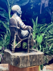 Tượng Bác Hồ ngồi ghế mây