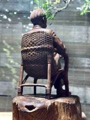 Tượng Bác Hồ ngồi ghế mây