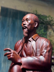 Tượng Bác Hồ ngồi ghế tre