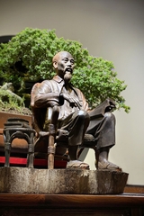 BÁC HỒ NGỒI GHẾ MÂY