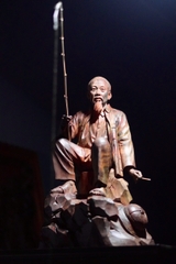 Tượng Bác Hồ ngồi câu cá