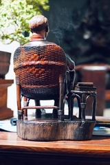 BÁC HỒ NGỒI GHẾ MÂY