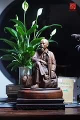Tượng Bác Hồ thao thức