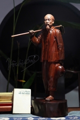 Tượng Bác Hồ Làm Vườn