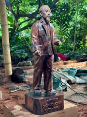 Tượng Bác Hồ Về Thăm Quê
