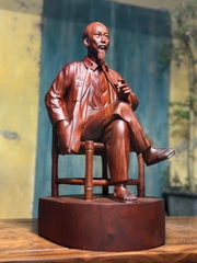 Tượng Bác Hồ ngồi ghế tre