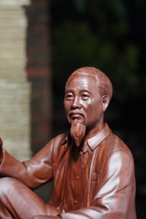 Tượng Bác Hồ ngồi phiến đá