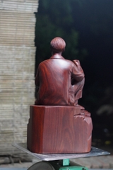 Tượng Bác Hồ ngồi phiến đá