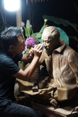 Bác Hồ ngồi đọc sách trong hang Pác Bó ( Đặc Biệt)