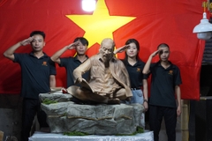 Bác Hồ ngồi đọc sách trong hang Pác Bó ( Đặc Biệt)