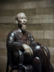 Tượng Bác Hồ ngồi ghế mây