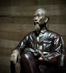 Tượng Bác Hồ ngồi ghế mây