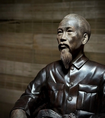 Tượng Bác Hồ ngồi ghế mây