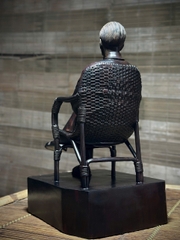 Tượng Bác Hồ ngồi ghế mây