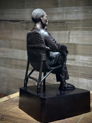 Tượng Bác Hồ ngồi ghế mây