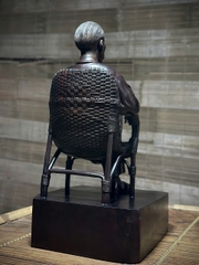 Tượng Bác Hồ ngồi ghế mây