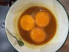 Trứng gà nghệ mật ong lên men