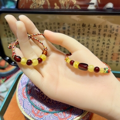 Vòng tay hổ phách chỉ ngũ sắc