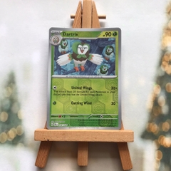 Thẻ hình Pokemon Dartrix 004/064 - Lá bài Scarlet & Violet Shrouded Fable Common Reverse Holo tiếng Anh chính hãng