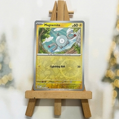 Thẻ hình Pokemon Magnemite 058/191 - Lá bài lẻ Surging Sparks Common Reverse Holo tiếng Anh chính hãng