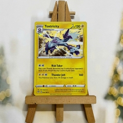 Thẻ hình Pokemon Toxtricity 063/189 - Lá bài lẻ Alternate Holo Promo tiếng Anh chính hãng