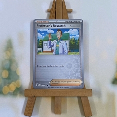 Thẻ hình Pokemon Professor's Research Elm 123/131 - Lá bài lẻ Prismatic Evolutions Common Reverse Holo tiếng Anh chính hãng