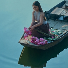 Ảnh Nghệ Thuật Thuyền Sen Trên Sông