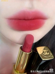 Son Chanel Rouge Allure Velvet Lipstick 63 𝐔𝐥𝐭𝐢𝐦𝐚𝐭𝐞 Esanciel de 𝐌𝐚̀𝐮 𝐇𝐨̂̀𝐧𝐠 𝐊𝐡𝐨̂