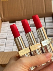 Son Prada Monochrome Hyper Matte R26 Lava Màu Đỏ Đậm