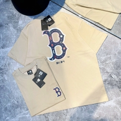 ÁO NEW ERA BOSTON B HOẠ TIẾT BEIGE T-SHIRT