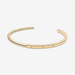 Pandora Signature I-D bangle (14k Gold plated) - Vòng/lắc tay hỗn hợp kim loại mạ vàng 14k, dáng cứng - JEWELRY