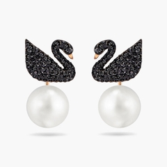 SWAROVSKI Iconic Swan earrings (Crystal pearl, Black, Rose-gold tone) - Khuyên tai pha lê thiên nga đen, ngọc trai pha lê - JEWERY