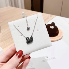 SWAROVSKI Iconic Swan pendant (Medium, Black, Rhodium plated) - Dây cổ, dây chuyền thiên nga đen, dây trắng - JEWELRY NECKLACE