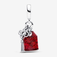 PANDORA Lucky Amulet Double Dangle Charm (Sterling silver, Ename) - Hạt trang trí vòng tay bì thư màu đỏ tráng men, chữ “ping'an” hay phiên âm “bình an”
(chỉ gồm hạt Charm - không gồm vòng tay).
