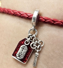 PANDORA Lucky Amulet Double Dangle Charm (Sterling silver, Ename) - Hạt trang trí vòng tay bì thư màu đỏ tráng men, chữ “ping'an” hay phiên âm “bình an”
(chỉ gồm hạt Charm - không gồm vòng tay).