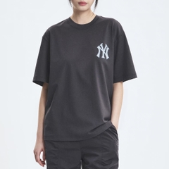 MLB Denim-like monotiv overfit functional short-sleeve T-shirt New York Yankees Charcoal - Áo thun cổ tròn, tay lở màu than chì