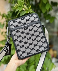 Túi MK Michael Kors Cooper Logo Jacquard Flight Bag Black - Túi đeo chéo nam/nữ màu xám đen