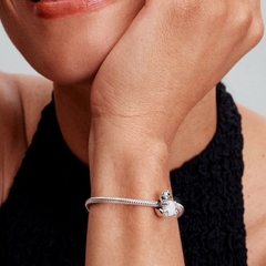 PANDORA Polar Bear Charm (Sterling silver, lab-created opal) - Hạt trang trí vòng tay hình gấu bắc cực ôm đá opal nhân tạo, bạc 925
(chỉ gồm hạt Charm - không gồm vòng tay).