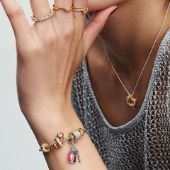 PANDORA Lucky Amulet Double Dangle Charm (Sterling silver, Ename) - Hạt trang trí vòng tay bì thư màu đỏ tráng men, chữ “ping'an” hay phiên âm “bình an”
(chỉ gồm hạt Charm - không gồm vòng tay).