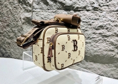 MLB DIA MONOGRAM B BOSTON BEIGE CROSS BAG - Túi đeo chéo màu be
