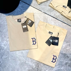ÁO NEW ERA BOSTON B HOẠ TIẾT BEIGE T-SHIRT