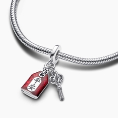 PANDORA Lucky Amulet Double Dangle Charm (Sterling silver, Ename) - Hạt trang trí vòng tay bì thư màu đỏ tráng men, chữ “ping'an” hay phiên âm “bình an”
(chỉ gồm hạt Charm - không gồm vòng tay).