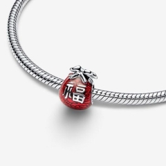 PANDORA Lucky Bag Charm (Sterling silver, Ename) - Hạt trang trí vòng tay, hình chiếc túi màu đỏ tráng men, chữ “Fu” hay “ Phú - Phúc”.
(chỉ gồm hạt Charm - không gồm vòng tay).